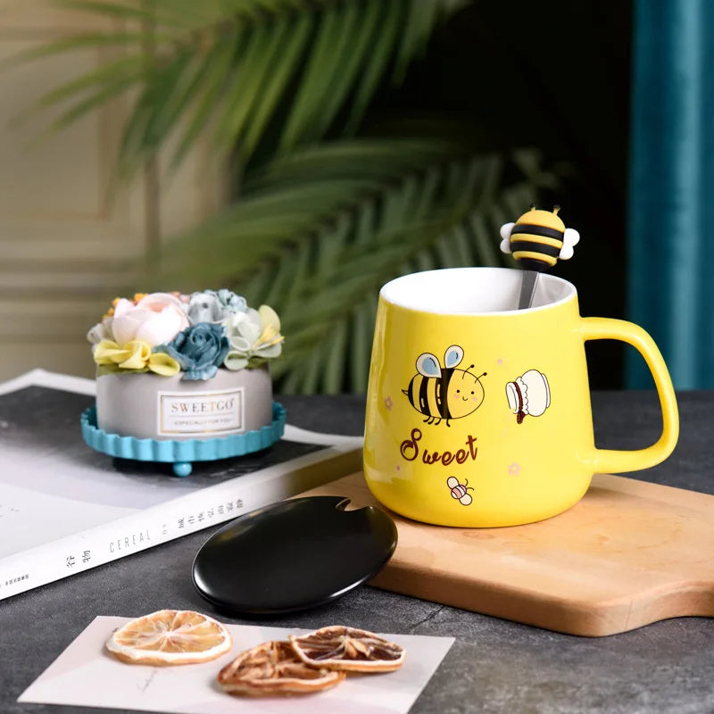 Ceramic Cartoon Bee Mug With Spoon Lid Ceramic Coffee Cups Free Shipping Original Breakfast Cups Christmas Gift Coffee Cup Sets